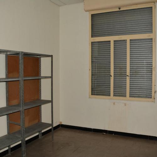 Les box sont secs et aérés à doubles cloisons, équipés d'étagères, avec rideau métallique