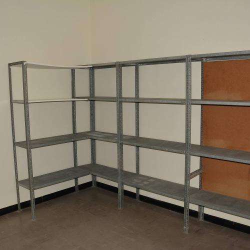 Les box sont secs et aérés à doubles cloisons, équipés d'étagères, avec rideau métallique