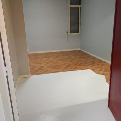 Les box sont secs et aérés à doubles cloisons, équipés d'étagères, avec rideau métallique